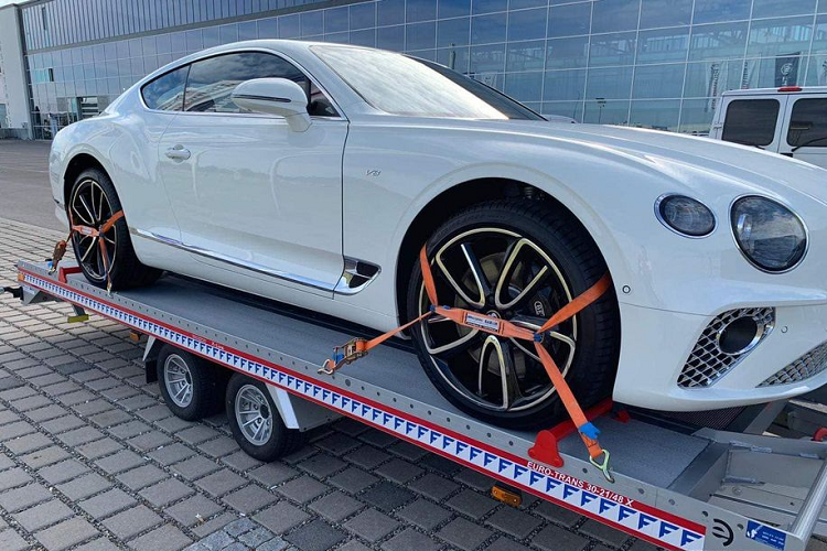 Mẫu xe siêu sang Bentley Continental GT V8 này thuộc phân khúc thể thao hạng sang đầu bảng trên thế giới. Đây là phiên bản sử dụng động cơ V8 tiết kiệm hơn cả về chi phí sử dụng lẫn giá bán so với phiên bản sử động cơ W12. Hiện tại, đơn vị nhập khẩu chính hãng các dòng xe Bentley tại Việt Nam đang chào bán chiếc Continental GT V8 đầu tiên với mức giá hơn 700.000 USD (khoảng 16,2 tỷ đồng).