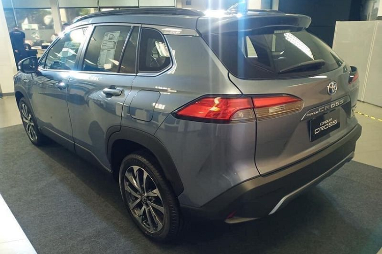 Là phiên bản gầm cao của Corolla - mẫu xe bán chạy nhất thế giới hiện nay, Toyota Corolla Cross 2021 cũng sử dụng nền tảng TNGA-C giống C-HR và trực tiếp cạnh tranh với các đối thủ như Honda CR-V, Mazda CX-5, Nissan X-Trail và Hyundai Tucson. Xe có kích thước dài x rộng x cao lần lượt là 4.460 x 1.825 x 1.620 mm, trục cơ sở đạt 2.640 mm - chỉ tương đương với mẫu C-HR nhỏ hơn.