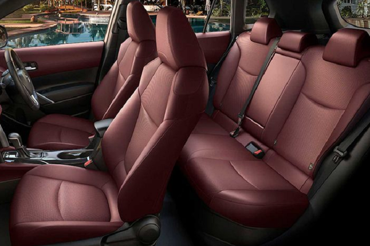 Toàn bộ nội thất đều được bọc da. Toyota còn cung cấp ghế lái điều chỉnh 8 hướng cho Corolla Cross. Xe cũng sở hữu cửa gió điều hòa riêng cho hành khách phía sau, tựa lưng có thể chỉnh góc 6 độ, các cổng USB và bệ tì tay tích hợp hộc để cốc.