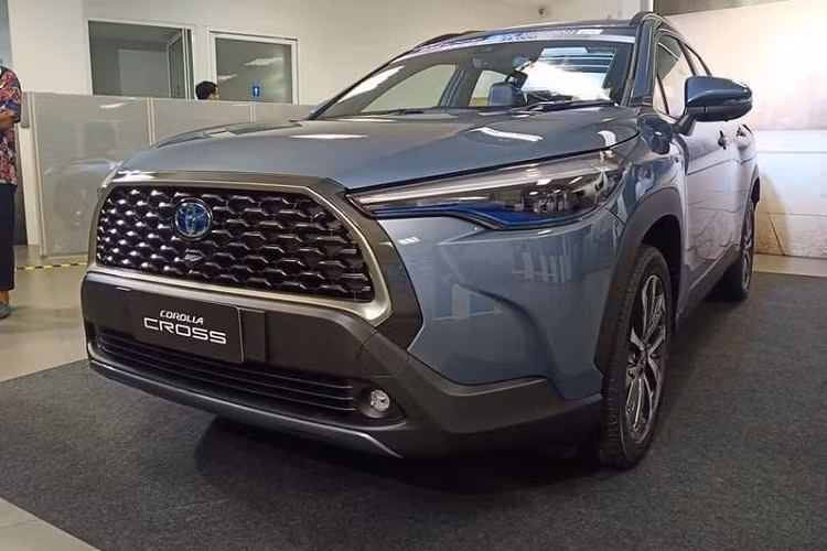 Về thiết kế, kiểu dáng của Toyota Corolla Cross mang nhiều đường nét quen thuộc từ Toyota RAV4 thế hệ mới mới nhất, vì vậy, tổng thể xe trông rất khỏe khoắn, đậm chất SUV. Các chi tiết đáng chú ý ở ngoại thất gồm lưới tản nhiệt đen cỡ lớn, đèn pha mới tích hợp đèn ngày LED cùng bộ vành đa chấu thể thao có kích thước 17 inch hoặc 18 inch tùy phiên bản (có phanh đĩa đi kèm).