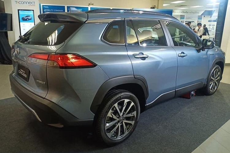 Corolla Cross 2021 tại Việt Nam sẽ được nhập khẩu 100% từ Thái Lan, giá xe Toyota Corolla Cross 2021 dự kiến chỉ từ 8xx triệu đồng, mức giá này chắc chắn sẽ đưa Corolla Cross 2021 trở thành "bom tấn" mùa hè 2020 tại thị trường nước ta. Rất nhiều cư dân mạng đã bày tỏ rằng nếu xe có giá trong khoảng 850 - 900 triệu đồng thì thực sự rất đáng mua.