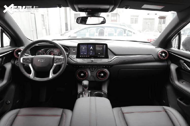 Kích thước vành và lốp cũng là đặc điểm để phân biệt giữa 3 phiên bản. Cụ thể, bản tiêu chuẩn dùng vành 18 inch với lốp có kích thước 235/65 R18. Loại tương ứng của bản RS Sport là vành 20 inch và lốp 235/55 R20. Trong khi đó, bản Redline cao cấp nhất được trang bị vành 21 inch và lốp 265/45 R21.