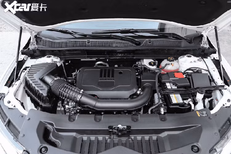 Bên trong Chevrolet Blazer 2020 ở thị trường Trung Quốc là không gian nội thất rộng rãi, đúng thị hiếu của người tiêu dùng. Theo thương hiệu Chevrolet, nội thất của mẫu xe này còn được thiết kế với cấu hình ghế linh hoạt, phù hợp với nhu cầu và thị hiếu của các gia đình tại Trung Quốc. Trong đó, hàng ghế thứ 2 của Chevrolet Blazer 2020 có thể trượt lên/xuống trong khoảng 250 m.