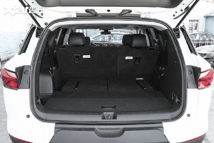 Tùy từng phiên bản, xe sẽ được trang bị lưới tản nhiệt mạ crôm hoặc màu đen. Phiên bản RS Sport sẽ có logo "RS" màu đỏ trên lưới tản nhiệt. Trong khi đó, phiên bản Redline sẽ đi kèm lưới tản nhiệt màu đen dành riêng.