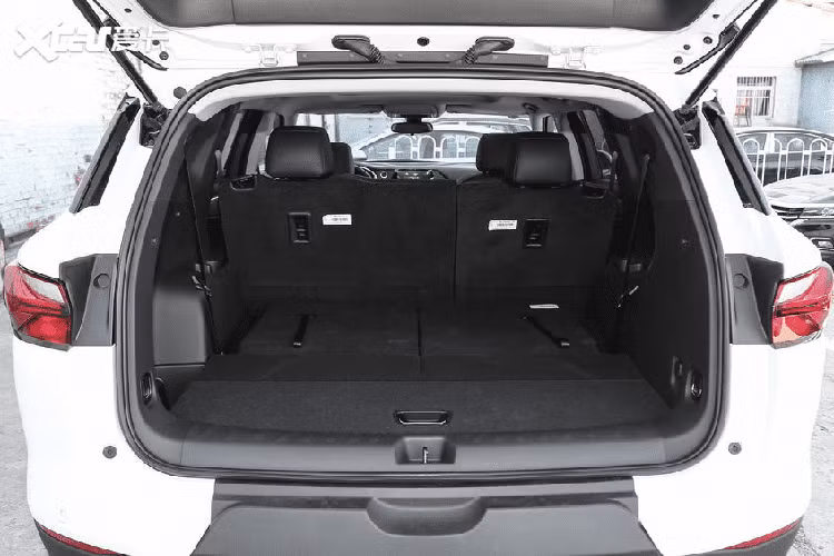 Tùy từng phiên bản, xe sẽ được trang bị lưới tản nhiệt mạ crôm hoặc màu đen. Phiên bản RS Sport sẽ có logo "RS" màu đỏ trên lưới tản nhiệt. Trong khi đó, phiên bản Redline sẽ đi kèm lưới tản nhiệt màu đen dành riêng.