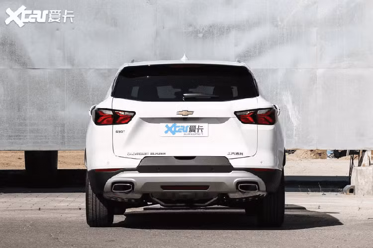 Theo đó, mẫu xe do liên doanh SAIC - GM sản xuất được chia thành 3 bản trang bị là tiêu chuẩn, Redline và RS. Giá xe Chevrolet Blazer 2020 tại thị trường đông dân nhất thế giới dao động từ 260.000 - 330.000 Nhân dân tệ (khoảng 863 triệu đến 1,09 tỷ đồng). Giá bán này bị đánh giá là khá cao tại một thị trường tràn ngập xe giá rẻ như Trung Quốc.