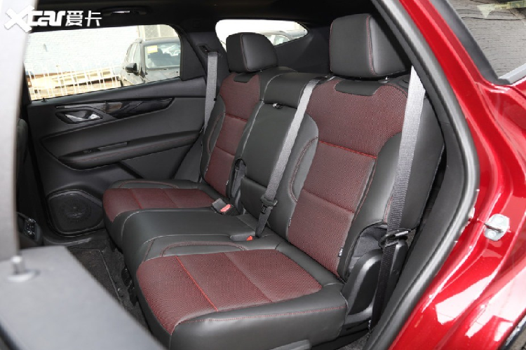 Dù khác biệt về kích thước nhưng Chevrolet Blazer 2020 tại Trung Quốc lại có thiết kế ngoại thất khá giống với xe ở Mỹ. Xe được trang bị dải đèn LED định vị ban ngày mượt mà và nằm trên cụm đèn pha chính. Lưới tản nhiệt của xe được chia làm 2 tầng bởi logo của GM. Lưới tản nhiệt dưới được thiết kế hình lục giác khá rộng với mắt lưới hình tổ ong.