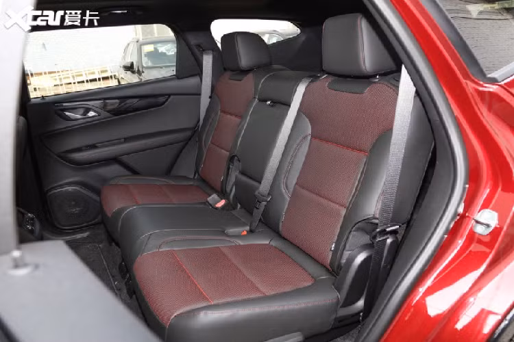 Dù khác biệt về kích thước nhưng Chevrolet Blazer 2020 tại Trung Quốc lại có thiết kế ngoại thất khá giống với xe ở Mỹ. Xe được trang bị dải đèn LED định vị ban ngày mượt mà và nằm trên cụm đèn pha chính. Lưới tản nhiệt của xe được chia làm 2 tầng bởi logo của GM. Lưới tản nhiệt dưới được thiết kế hình lục giác khá rộng với mắt lưới hình tổ ong.