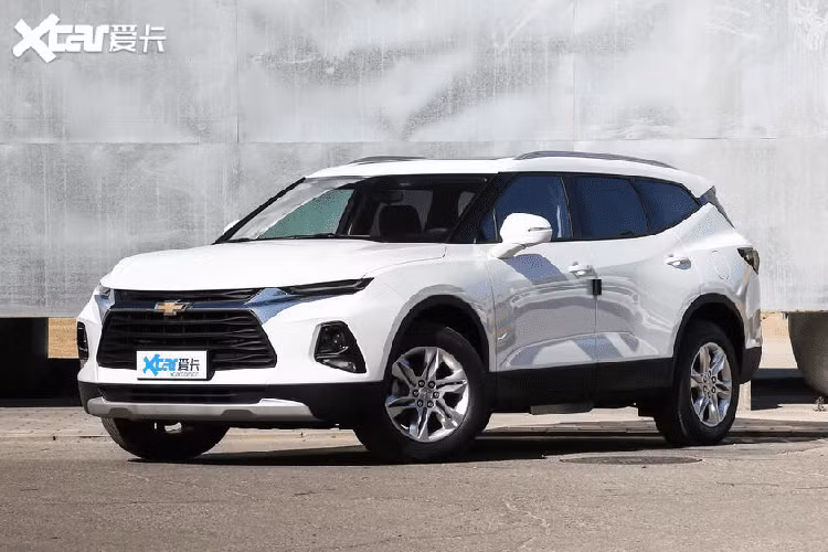 Như đã đưa tin, Chevrolet Blazer 2020 tại Trung Quốc sở hữu kích thước lớn hơn xe dành cho thị trường Mỹ. Cụ thể, xe có chiều dài 4.999 mm, rộng 1.953 mm, cao 1.727/1.732/1.736 mm (tùy kích thước vành, lốp) và chiều dài cơ sở 2.863 mm.