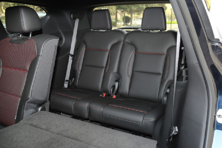 Bên sườn, Chevrolet Blazer thế hệ mới có thiết kế góc cạnh với đường dập gân kéo dài từ đầu đến đuôi xe. Trong khi đó, cột A và cột B được sơn màu đen, tạo hiệu ứng nóc lơ lửng khá thời thượng. Đáng tiếc là thiết kế đuôi xe của mẫu SUV cỡ trung này trông khá đơn điệu với cụm đèn hậu nhỏ và 2 ống xả hình thang.