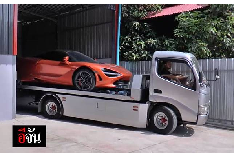 Đỗ kế bên siêu xe Lamborghini Aventador SVJ của trùm cá độ Tan Tai Narongkul là chiếc siêu xe McLaren 720S màu cam có giá trị 30 triệu Baht, tương đương 22 tỷ đồng. Ngoài ra còn có siêu xe Audi R8 V10 Coupe màu vàng phiên bản nâng cấp có giá 18 triệu Baht, tương đương 13,2 tỷ đồng và cuối cùng là chiếc siêu xe đường phố Nissan GT-R 50th Anniversary Edition, có giá khoảng 12 triệu Baht (tương đương 8,86 tỷ đồng).