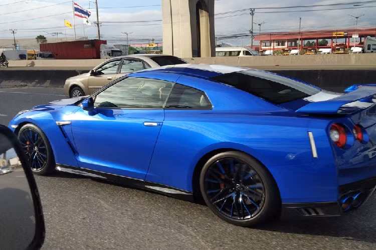 Trong số 4 chiếc siêu xe này, đắt đỏ nhất phải kể đến mẫu siêu xe Lamborghini Aventador SVJ rất hay được ông trùm cá độ Tan Tai Narongkul khoe trên mạng xã hội. Giá xe Lamborghini Aventador SVJ ở Thái Lan ước tính khoảng 50 triệu Baht (tương đương 36,9 tỷ đồng).