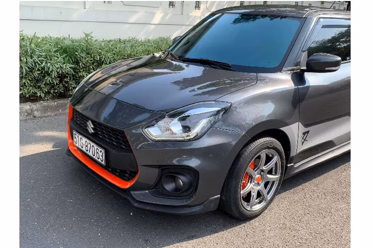 “Dàn chân” xe Suzuki Swift độ Katana được chủ nhân thay thế bằng bộ mâm đồ chơi mới đi kèm với bộ lốp TOYO, ốp giả heo dầu Brembo trang trí. Trong khi phiên bản Sport Katana “xịn” sử dụng mâm 18 inch OZ Alleggerita kết hợp với bộ lốp Michelin Pilot Sport 4 cho vẻ ngoài mẫu xe thêm hầm hố hơn.