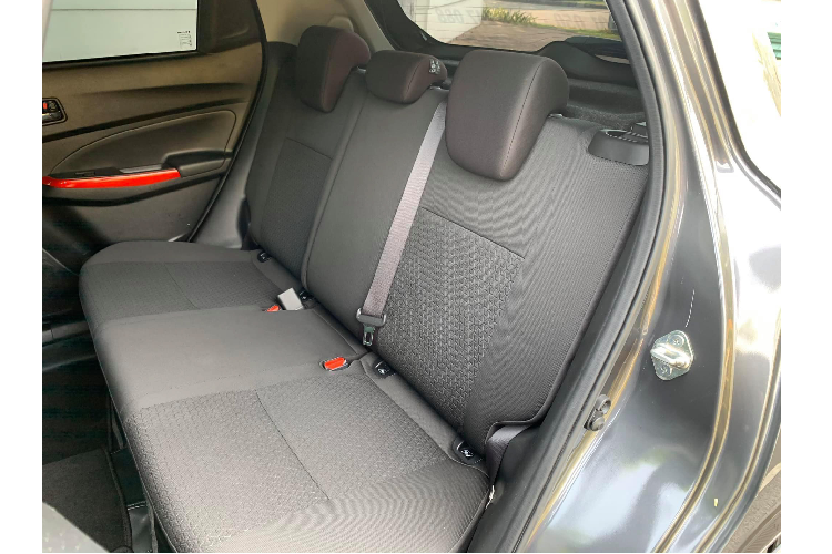 Nội thất Swift 2019 cung cấp chỗ ngồi khá rộng rãi cho 4 người lớn nhờ kích thước được cải thiện so với thế hệ cũ. Hàng ghế được bọc Nỉ cao cấp, thiết kế ôm lưng có tựa đầu và nệm dày dặn. Hàng ghế sau trang bị đầy đủ 3 tựa đầu có thể điều chỉnh được. Khi cần, người dùng có thể gập hàng này lại để mở rộng khoang hành lý.