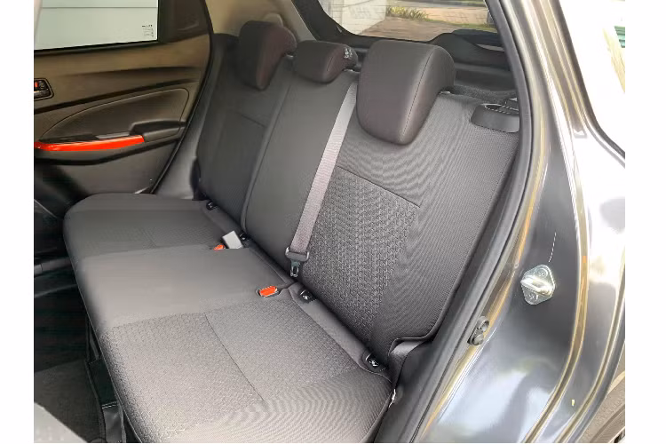 Nội thất Swift 2019 cung cấp chỗ ngồi khá rộng rãi cho 4 người lớn nhờ kích thước được cải thiện so với thế hệ cũ. Hàng ghế được bọc Nỉ cao cấp, thiết kế ôm lưng có tựa đầu và nệm dày dặn. Hàng ghế sau trang bị đầy đủ 3 tựa đầu có thể điều chỉnh được. Khi cần, người dùng có thể gập hàng này lại để mở rộng khoang hành lý.