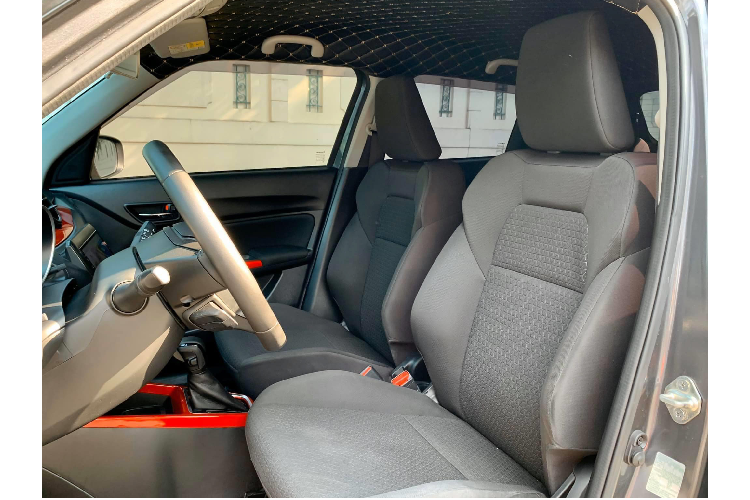 Để tăng tiện nghi và giải trí, chiếc Suzuki Swift đời 2019 được chủ nhân nâng cấp màn hình Android mới để thay cho màn hình cảm ứng kích thước 7 inch theo xe. Sơn đỏ trang trí một số chi tiết trong xe để tăng phong cách thể thao. Ngoài ra, trần xe còn được bọc lại.