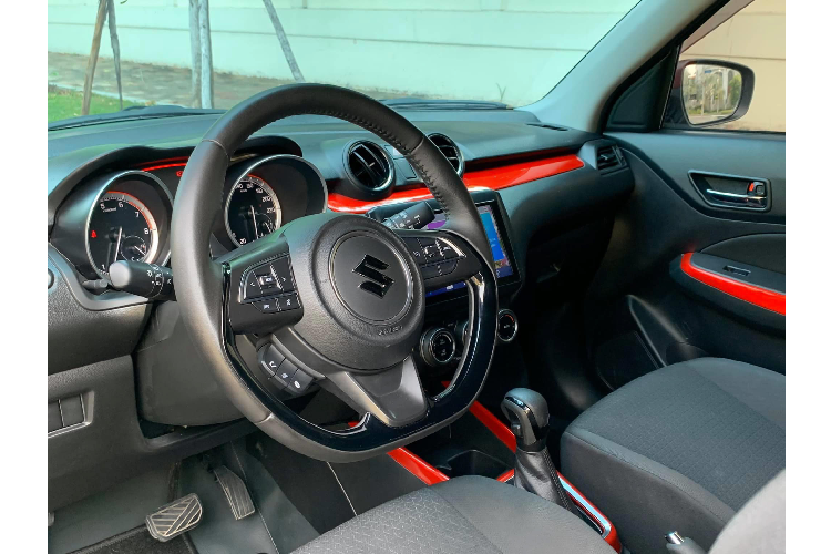 Sức mạnh được truyền xuống cầu trước (FWD) thông qua hộp số tự động vô cấp (CVT), thay cho loại tự động 4 cấp cũ. Theo nhà sản xuất, Swift “ăn uống” tầm khoảng 3,6l/100km ngoài đô thị và khoảng 4,6L/100km cho đường hỗn hợp.