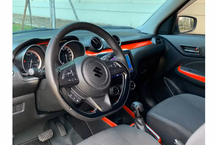 Sức mạnh được truyền xuống cầu trước (FWD) thông qua hộp số tự động vô cấp (CVT), thay cho loại tự động 4 cấp cũ. Theo nhà sản xuất, Swift “ăn uống” tầm khoảng 3,6l/100km ngoài đô thị và khoảng 4,6L/100km cho đường hỗn hợp.