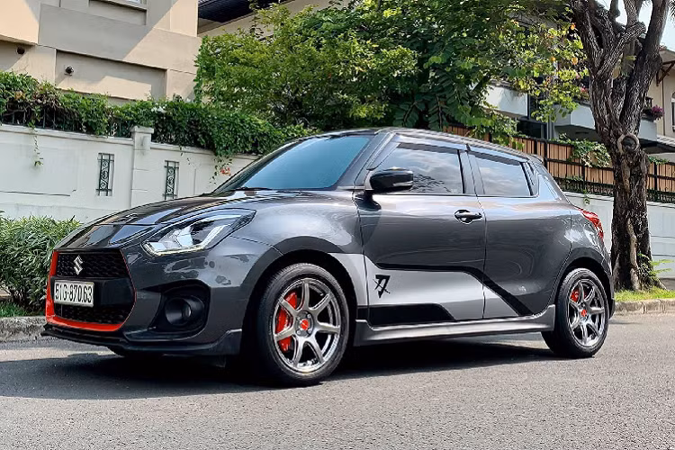 Hiện tại, giá xe Suzuki Swift độ đẹp này đang được chào bán với mức 555 triệu đồng, tức cao hơn khoảng 35 triệu đồng so với một chiếc GLX mới, xe đã lăn bánh được hơn 13.000Km. Tuy nhiên, mẫu xe này đã được “dọn” sẵn với nhiều đồ chơi và diện mạo khác biệt thích hợp với những người trẻ đang tìm kiếm một mẫu xe cỡ nhỏ thú vị.