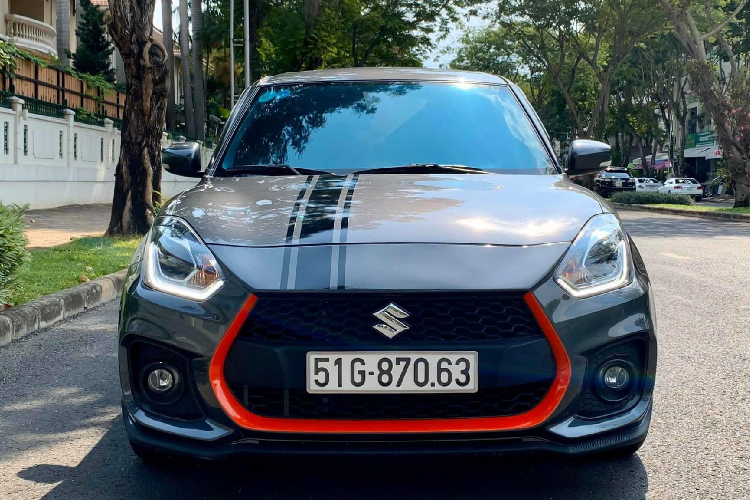 Những chi tiết như tem sọc trang trí ở nắp ca-pô, phần cản trước ngay vị trí mép viền lưới tản nhiệt mang màu đỏ giúp nổi bật cho phần đầu xe. Hai bên hông xe còn được dán tem thể thao với dòng chữ “Katana” bằng tiếng Nhật mang tính biểu tượng của dòng xe máy nổi tiếng Suzuki Katana.