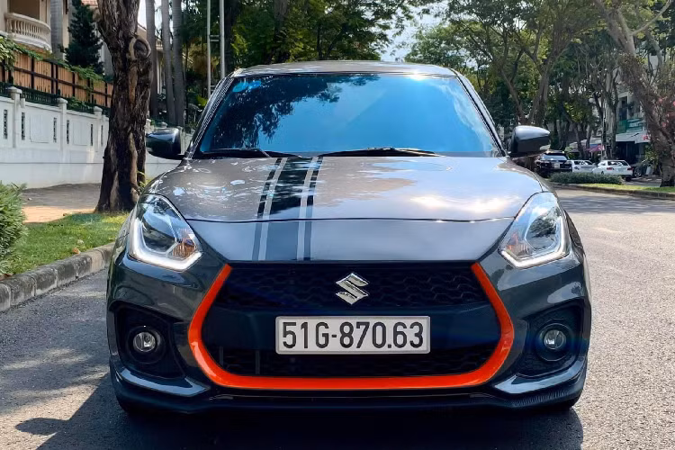 Những chi tiết như tem sọc trang trí ở nắp ca-pô, phần cản trước ngay vị trí mép viền lưới tản nhiệt mang màu đỏ giúp nổi bật cho phần đầu xe. Hai bên hông xe còn được dán tem thể thao với dòng chữ “Katana” bằng tiếng Nhật mang tính biểu tượng của dòng xe máy nổi tiếng Suzuki Katana.