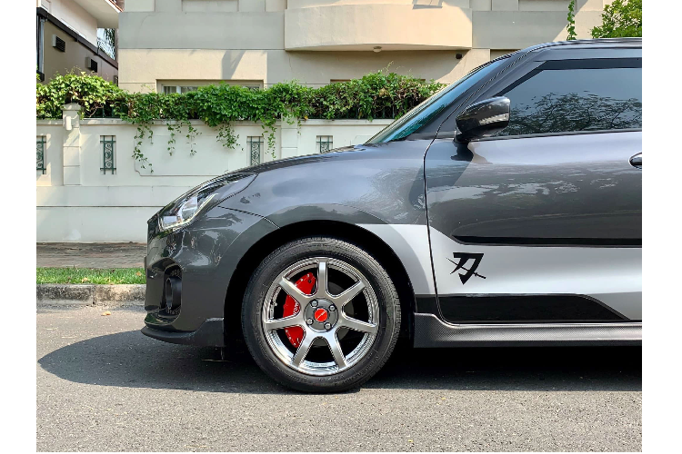 Ốp bô thể thao với ống xả kép tương tự phiên bản Swift “Sport Katana” (ở phiên bản Sport Katana “xịn” xe sử dụng hệ thống xả của Remus)