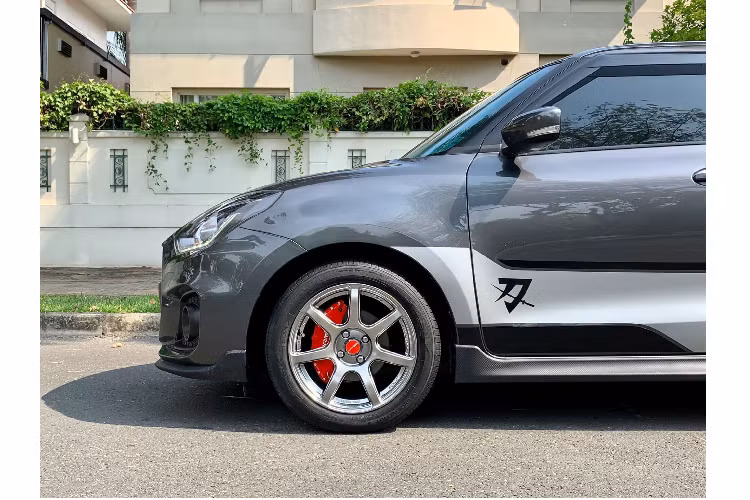 Ốp bô thể thao với ống xả kép tương tự phiên bản Swift “Sport Katana” (ở phiên bản Sport Katana “xịn” xe sử dụng hệ thống xả của Remus)