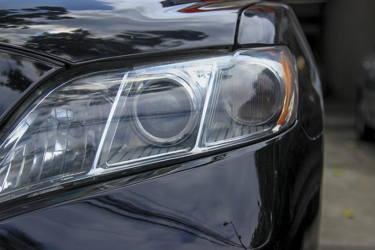 Camry LE 2008 có chiều dài 4.800 mm, bề ngang 1.821 mm, chiều dài cơ sở 2.776 mm. Xe sử dụng đèn pha halogen kết hợp với thấu kính. 