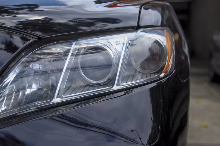 Camry LE 2008 có chiều dài 4.800 mm, bề ngang 1.821 mm, chiều dài cơ sở 2.776 mm. Xe sử dụng đèn pha halogen kết hợp với thấu kính. 