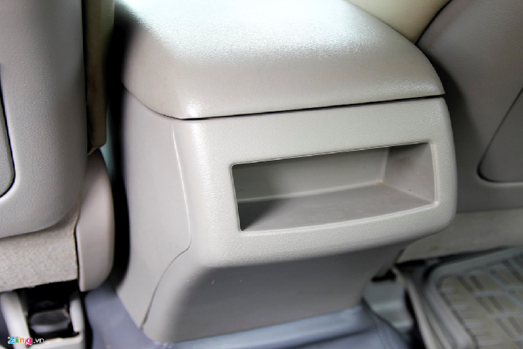 Xe không có cửa gió điều hoà cho hàng ghế sau. Trang bị trên chiếc xe này ở mức đủ dùng, không quá cao cấp, nhưng thực dụng cả về khả năng vận hành lẫn chi phí sử dụng.