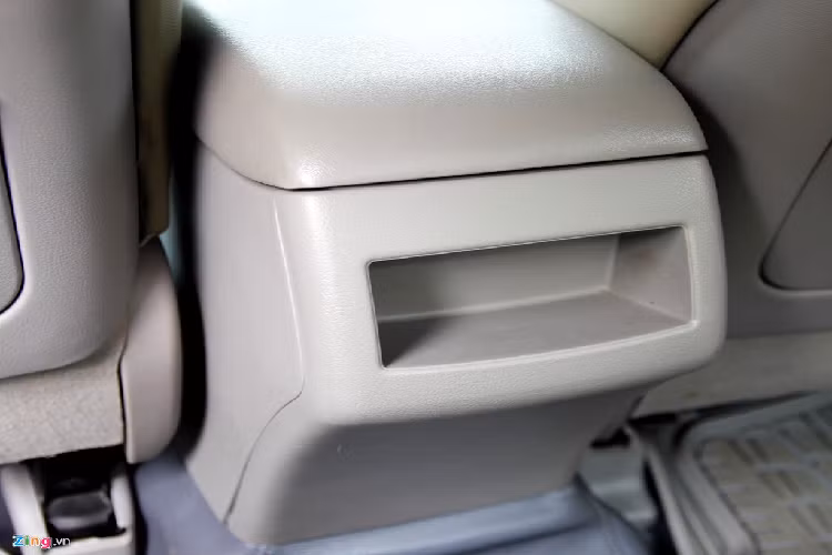 Xe không có cửa gió điều hoà cho hàng ghế sau. Trang bị trên chiếc xe này ở mức đủ dùng, không quá cao cấp, nhưng thực dụng cả về khả năng vận hành lẫn chi phí sử dụng.