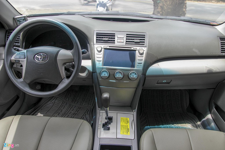 Nội thất xe hai màu, thiết kế đã có phần lỗi mốt. Bảng taplo đơn giản, vô lăng tích hợp các phím bấm tăng giảm âm thanh. Ghế lái chỉnh điện.