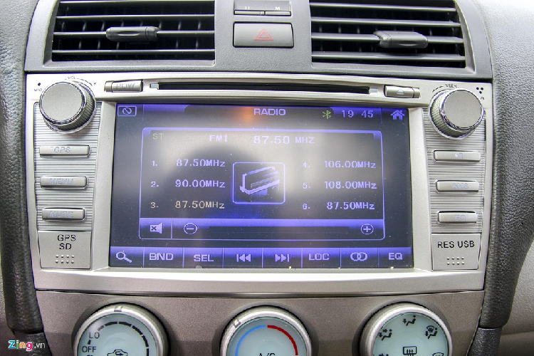 Màn hình giải trí đồng thời hiển thị hình ảnh từ camera lùi phía sau. Màn hình này không có cảm ứng, phím bấm không nhạy, một số nút khi bấm không có phản hồi. Trang bị an toàn gồm chống bó cứng phanh (ABS), hỗ trợ phanh khẩn cấp (BA), 6 túi khí. 