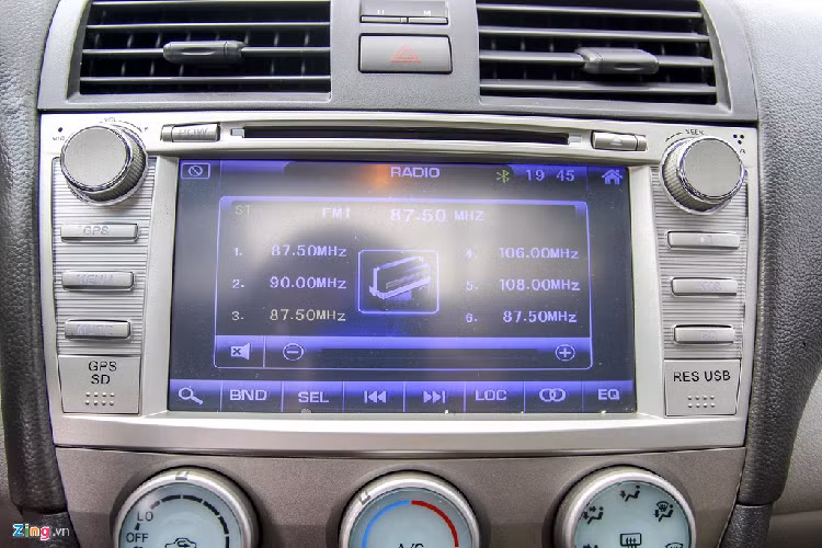 Màn hình giải trí đồng thời hiển thị hình ảnh từ camera lùi phía sau. Màn hình này không có cảm ứng, phím bấm không nhạy, một số nút khi bấm không có phản hồi. Trang bị an toàn gồm chống bó cứng phanh (ABS), hỗ trợ phanh khẩn cấp (BA), 6 túi khí. 