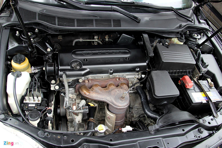 Toyota Camry LE 2008 trong bài viết sử dụng động cơ xăng 2.4L công suất 158 mã lực. Hộp số tự dộng 5 cấp, dẫn động cầu trước. Các chi tiết nhựa đã được chủ xe làm mới, riêng phần cổ xả đã bị rỉ sét theo thời gian. Mức tiêu thụ nhiên liệu trong phố cũng khá tiết kiệm, từ 10-11 lít. Chủ xe chỉ cần bảo dưỡng định kỳ là xe có thể vận hành hoàn hảo.