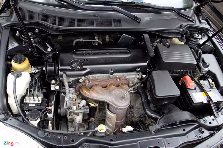 Toyota Camry LE 2008 trong bài viết sử dụng động cơ xăng 2.4L công suất 158 mã lực. Hộp số tự dộng 5 cấp, dẫn động cầu trước. Các chi tiết nhựa đã được chủ xe làm mới, riêng phần cổ xả đã bị rỉ sét theo thời gian. Mức tiêu thụ nhiên liệu trong phố cũng khá tiết kiệm, từ 10-11 lít. Chủ xe chỉ cần bảo dưỡng định kỳ là xe có thể vận hành hoàn hảo.