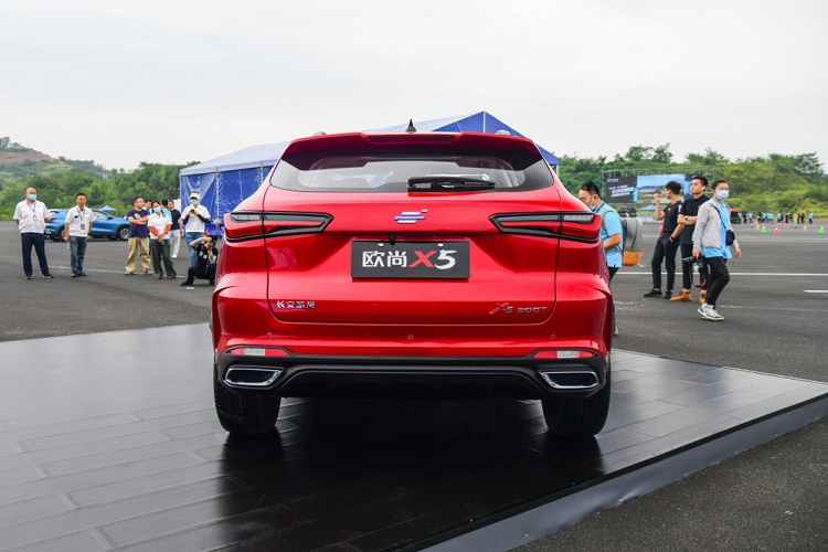 Thương hiệu này chủ yếu nhắm tới đối tượng người mua trẻ và đang có thành tích hoạt động tốt, với hàng loạt mẫu SUV và MPV bóng bẩy. Thậm chí, Oshan còn định hình khá hẹp độ tuổi người mua của họ: 25 - 35 tuổi. Giờ đây, mẫu xe đẹp mắt này đã có màn ra mắt ngoài trời, mang tới người mua một cái nhìn kỹ càng hơn cả trong lẫn ngoài.