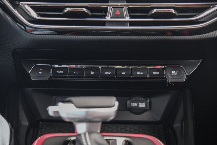 Thế nhưng chúng ta cũng không thể hoàn toàn khả năng là Oshan có được truyền cảm hứng bởi Maserati, và dĩ nhiên là chuyện này không giống với sao chép trắng trợn như ở những trường hợp khác.