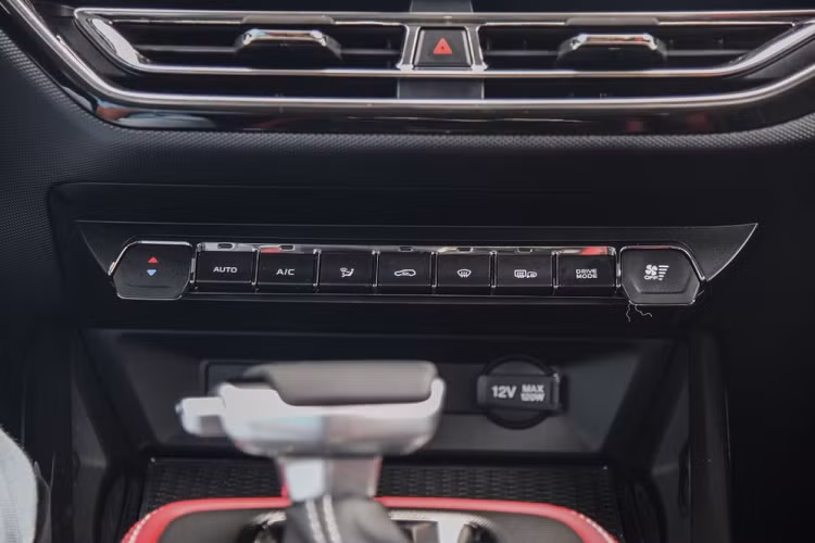 Thế nhưng chúng ta cũng không thể hoàn toàn khả năng là Oshan có được truyền cảm hứng bởi Maserati, và dĩ nhiên là chuyện này không giống với sao chép trắng trợn như ở những trường hợp khác.