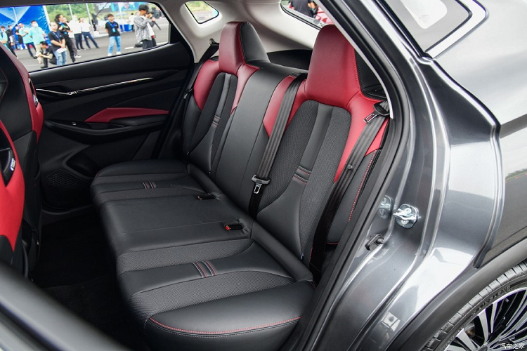 Oshan X5 mới có trang bị một động cơ tăng áp dung tích 1.5 lít sản sinh tối đa 180 mã lực và 300 Nm mô-men xoắn cực đại. Động cơ hoạt động phối hợp một hộp số ly hợp kép 7 cấp và hệ dẫn động cầu trước.