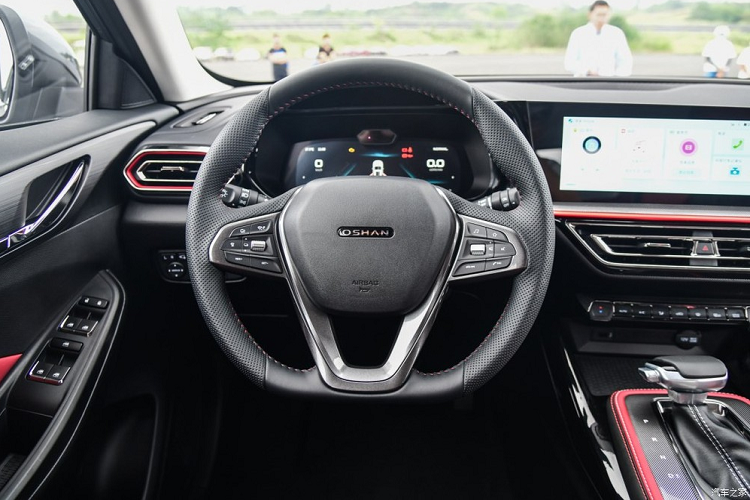 Thêm vào đó, X5 mang tới cho người nhìn một cảm giác hiện đại trong khi Levante trông đã lạc hậu, và theo đúng đà đấy, X5 có một bảng đồng hồ kỹ thuật số tân tiến còn Levante vẫn là những đồng hồ có kim chỉ “thời tiền sử”.