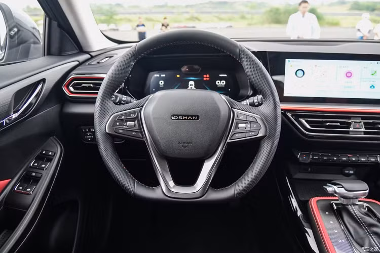 Thêm vào đó, X5 mang tới cho người nhìn một cảm giác hiện đại trong khi Levante trông đã lạc hậu, và theo đúng đà đấy, X5 có một bảng đồng hồ kỹ thuật số tân tiến còn Levante vẫn là những đồng hồ có kim chỉ “thời tiền sử”.