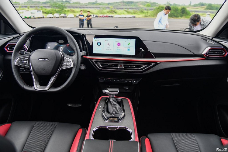 Tuy nhiên nhận định có phần không thực chính xác chiếc xe nhái Maserati Levante, bởi Levante có phong cách tròn trịa trong khi X5 thì có chỗ góc cạnh hơn, lưới tản nhiệt của X5 cũng lớn hơn.