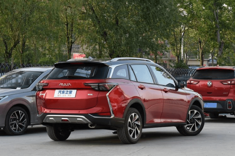 Mới đây, Fengshen đã cho ra mắt một mẫu xe mới mang tên Yixuan GS mà trước đây được gọi là Fengshen Yixuan RV 2020 mới. Fengshen Yixuan GS được giới thiệu là một chiếc crossover wagon thể thao với phong cách thiết kế sắc sảo. Nó có khoảng sáng gầm khá cao, lớp sơn ngoại thất hai tông màu, nóc xe màu đen với giá đỡ sáng bóng, và điểm đáng lưu ý nhất là những dọc màu sáng ở bên cạnh mũi và đuôi xe.