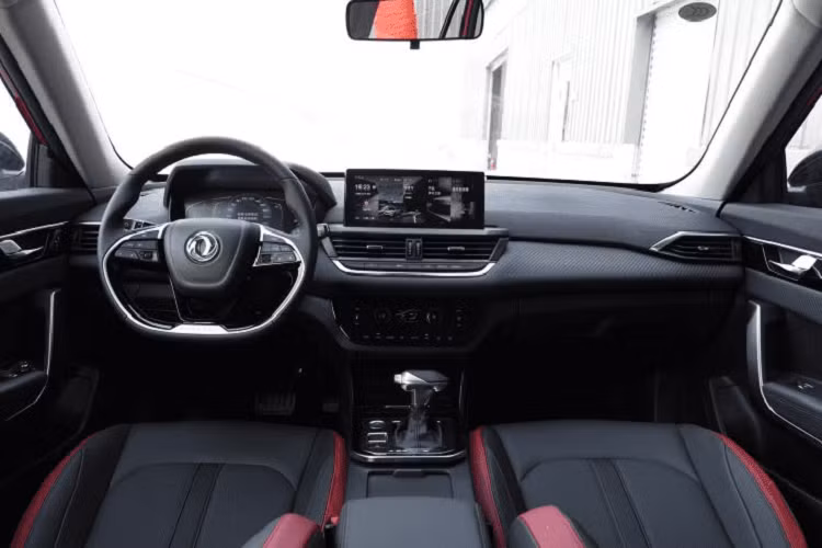 Nhìn tổng quan, chiếc xe trông khá hiện đại và đẹp mắt, để lại ấn tượng ban đầu tốt cho người nhìn. Tất nhiên, nói vậy không có nghĩa rằng Yixuan GS không hề có khuyết điểm. Cụ thể, tấm cản va phía sau với một mảnh nhựa màu xám dường như là quá hẹp và để lộ rõ đầu ống pô.