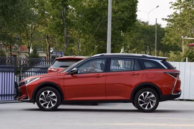 Giá xe Fengshen Yixuan GS là tương đối mềm khi khởi điểm ở 82.900 nhân dân tệ (tương đương 275 triệu đồng) và tăng lên 101.900 nhân dân tệ (tương đương 338 triệu đồng).