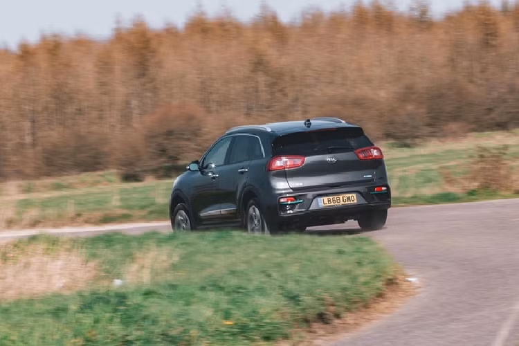 Ngoài ra, cấu hình Kia e-Niro thế hệ mới còn được trang bị mâm xe hợp kim 17 inch, màn hình kỹ thuật số 7.0 inch và màn hình thông tin giải trí 8.0 inch, tích hợp ứng dụng Apple CarPlay và Android Auto. Các công nghệ trợ lái bao gồm đèn pha tự động, kiểm soát hành trình thích ứng, cảnh báo va chạm trước. Kia e-Niro 2 có giá bán khởi điểm từ 36.515 USD