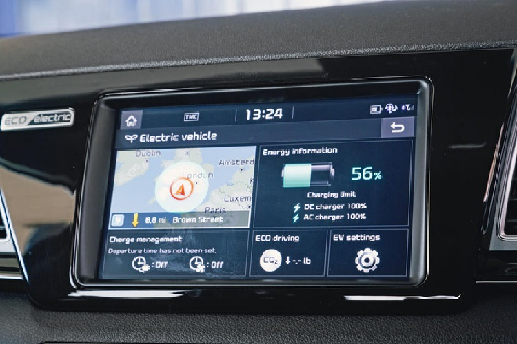 Trong khi đó, cấu hình e-Niro 4+ được Kia miêu tả là cấu hình cao nhất và cũng là phiên bản chủ lực. Bên cạnh nâng cấp về khả năng sạc điện, cấu hình này còn trang bị cửa sổ trời chỉnh điện, đèn pha LED, hàng ghế trước có chức năng thông gió, hàng ghế sau có chức năng sưởi ấm và dàn âm thanh nổi JBL với 8 loa. Giá bán cho Kia e-Niro 4+ là 44.597 USD.