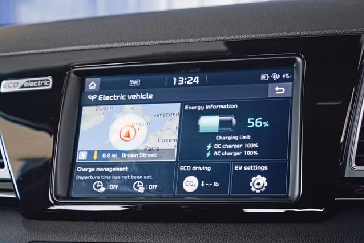 Trong khi đó, cấu hình e-Niro 4+ được Kia miêu tả là cấu hình cao nhất và cũng là phiên bản chủ lực. Bên cạnh nâng cấp về khả năng sạc điện, cấu hình này còn trang bị cửa sổ trời chỉnh điện, đèn pha LED, hàng ghế trước có chức năng thông gió, hàng ghế sau có chức năng sưởi ấm và dàn âm thanh nổi JBL với 8 loa. Giá bán cho Kia e-Niro 4+ là 44.597 USD.