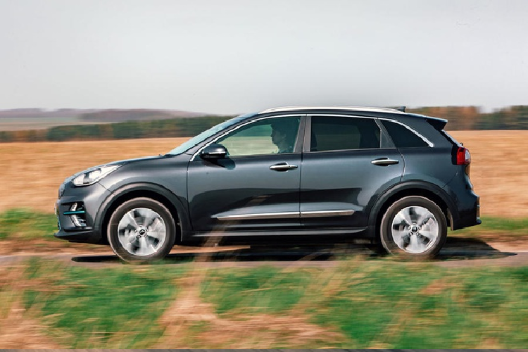 Hãng xe Hàn trước đây đã ra mắt phiên bản thuần điện (EV) của chiếc e-Niro tại thị trường Anh, trang bị mô-tơ điện sản sinh công suất 201 mã lực và gói pin 64 kWh. Các biến thể bổ sung cho bản thuần điện lần này lần lượt là các cấu hình 2, 3 và 4+. Riêng cấu hình cao nhất là 4+, có thêm bộ sạc 3 pha AC 11kWh cho phép sạc nhanh hơn tại nhà.